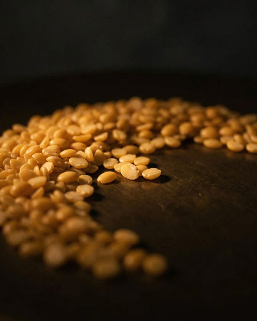 Cire d’abeille utilisée pour la fabrication d’une bougie artisanale, matière naturelle