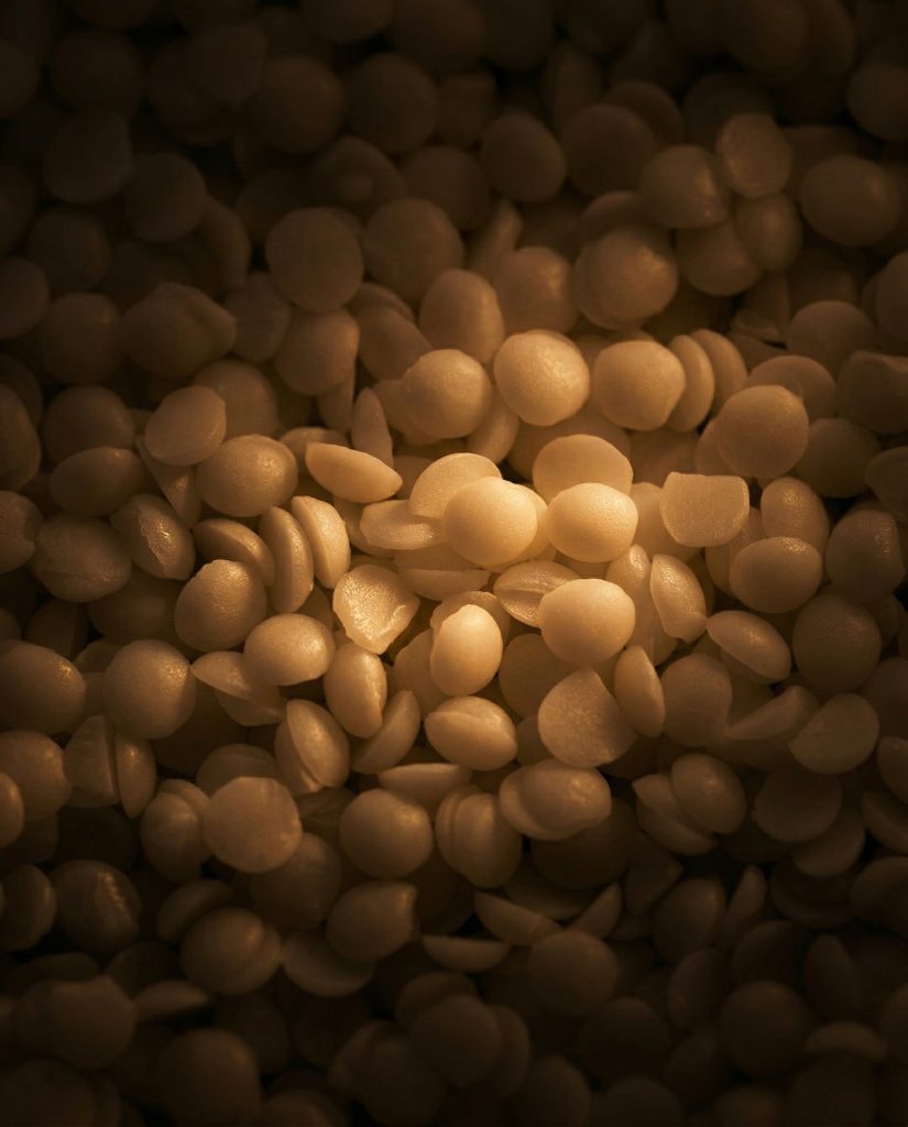 Cire de coco utilisée pour la fabrication d’une bougie artisanale, rendu lisse et doux
