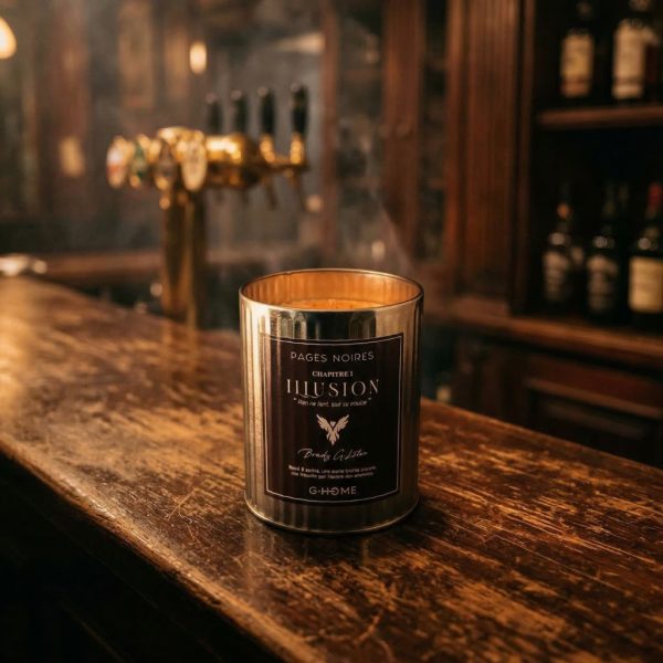 Bougie artisanale pour homme Illusion G-HOME posée sur un comptoir de bar en bois avec une ambiance chaleureuse et feutrée