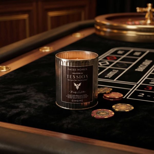 Bougie artisanale pour homme Tension G-HOME posée sur une table de casino avec une ambiance élégante et intense