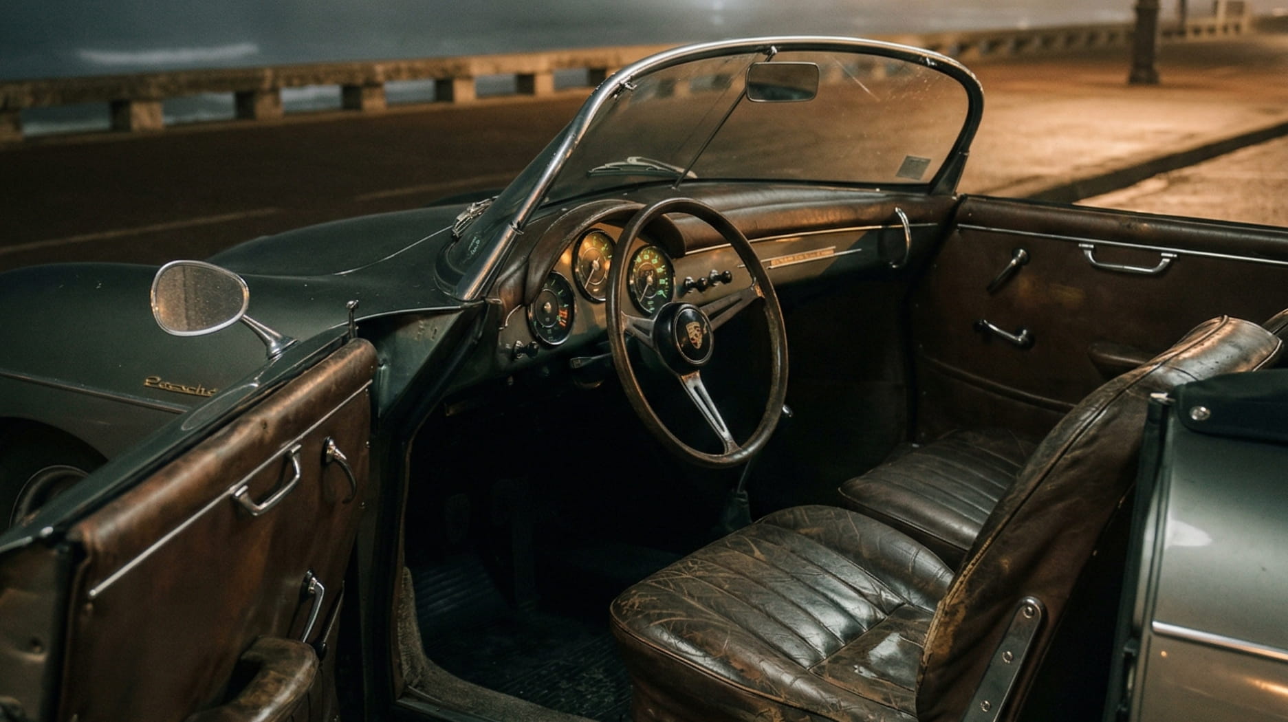 Intérieur de cabriolet ancien avec sièges en cuir usé en bord de mer la nuit dans une ambiance calme et élégante