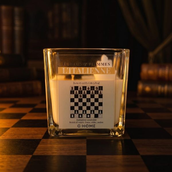 Bougie artisanale L’Italienne de la collection Échecs & Flammes dans une ambiance chaleureuse inspirée des échecs et du bois sombre.