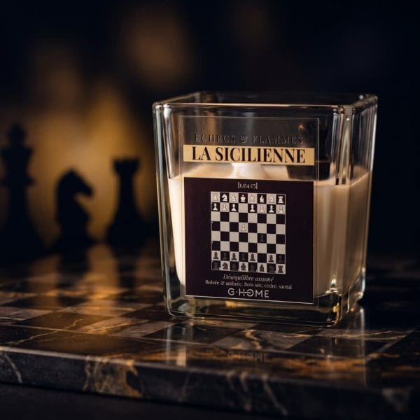 La Sicilienne explore un jeu plus tendu et asymétrique. Une création boisée et ambrée de la collection Échecs & Flammes signée G-HOME.