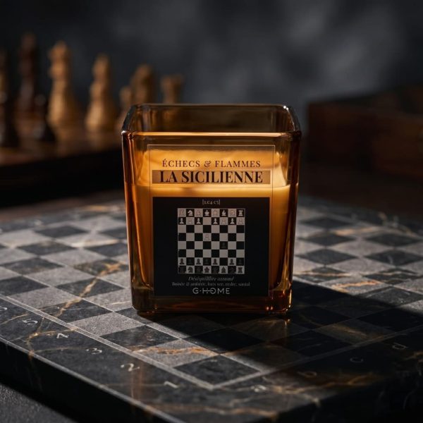 La Sicilienne explore un jeu plus tendu et asymétrique. Une création boisée et ambrée de la collection Échecs & Flammes signée G-HOME.