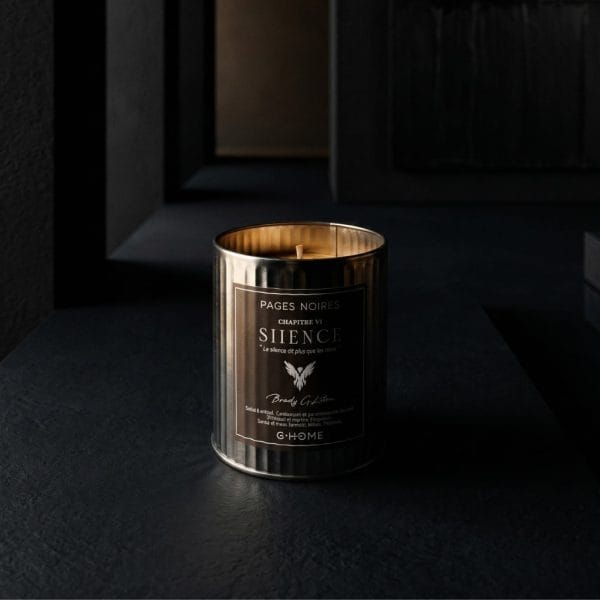 Bougie Silence de Pages Noires dans une pièce sombre inspirée de Pierre Soulages, ambiance minimaliste et cinématographique.
