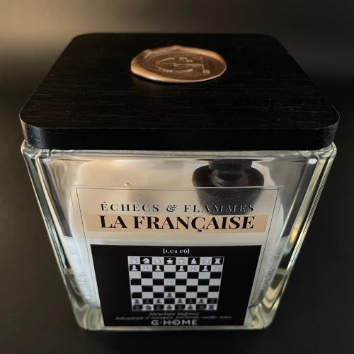 Bougie artisanale premium en verre carré avec couvercle noir. Une création G-HOME inspirée de l’ouverture La Française aux échecs.