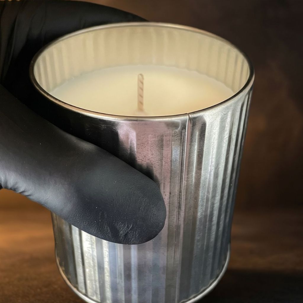 Bougie artisanale G-HOME en phase de refroidissement après le coulage de la cire.