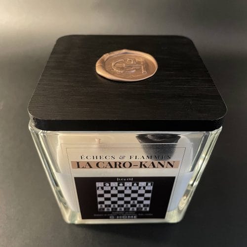 Bougie artisanale premium en verre carré avec couvercle noir. Une création G-HOME inspirée de l’ouverture La Caro-Kann aux échecs.