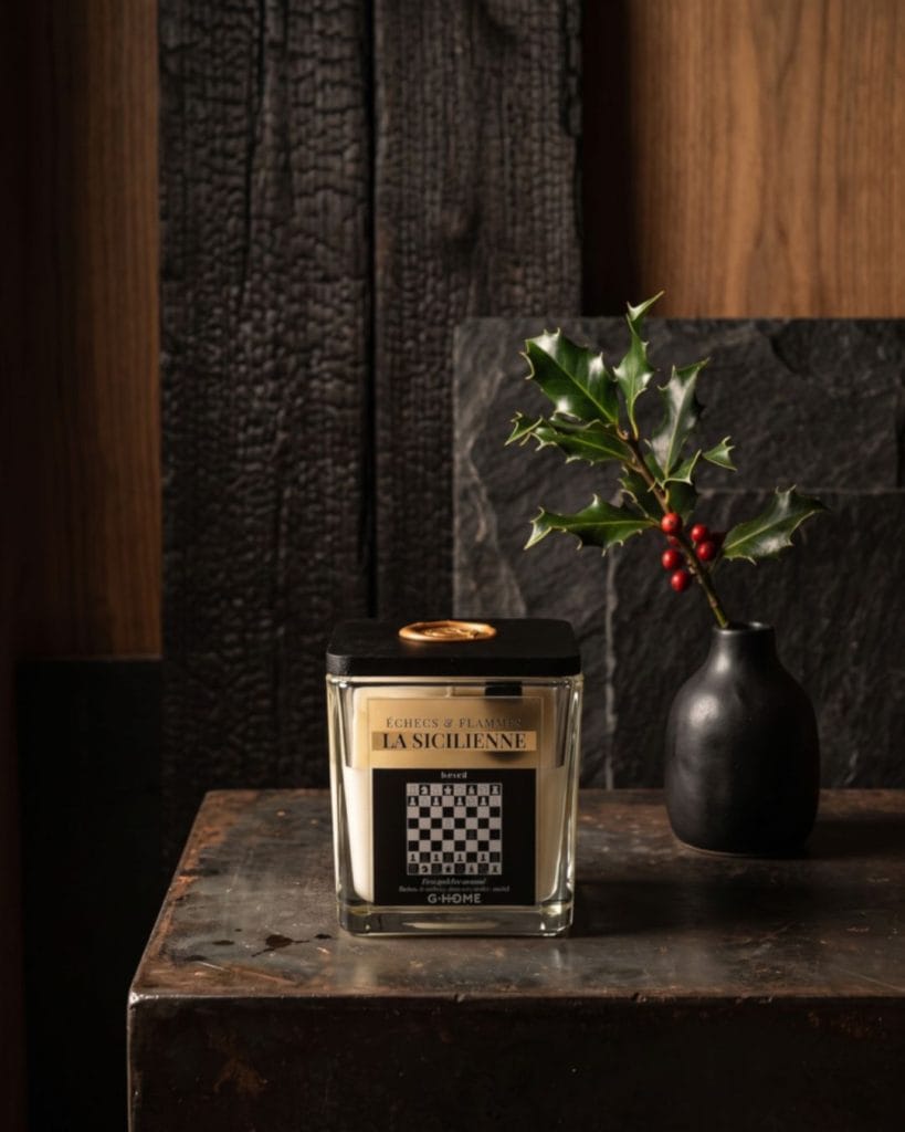 Bougie artisanale La Sicilienne de la collection Échecs & Flammes de G-HOME, présentée dans une ambiance de Noël élégante.