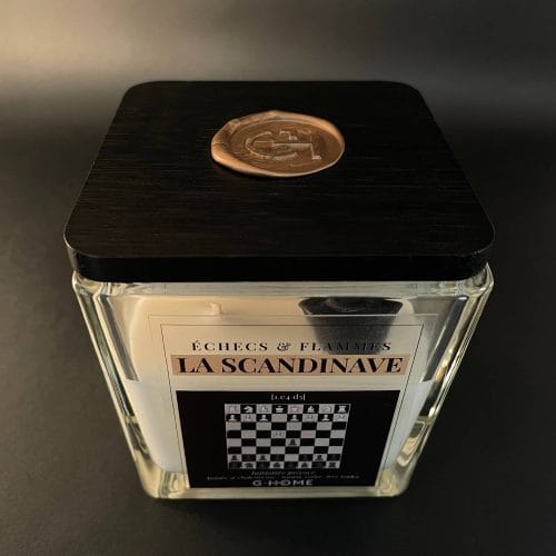 Bougie artisanale premium en verre carré avec couvercle noir. Une création G-HOME inspirée de l’ouverture La Scandinave aux échecs.