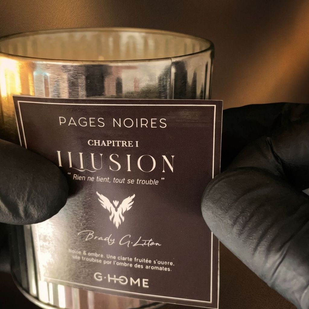 Application de l'étiquette sur une bougie artisanale G-HOME lors des finitions.