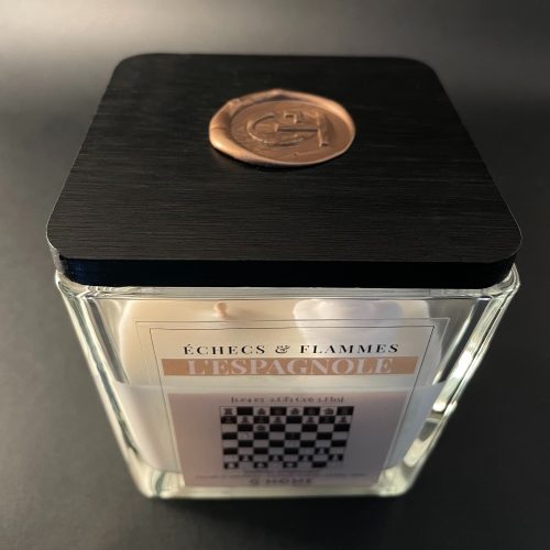 Bougie artisanale premium en verre carré avec couvercle noir. Une création G-HOME inspirée de l’ouverture Espagnole aux échecs.