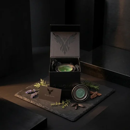 Coffret Premium Maquis comprenant une bougie artisanale, un écrin magnétique noir, une carte Brady G. Liten et des ingrédients aromatiques de la collection Essence des Sens de G-HOME.