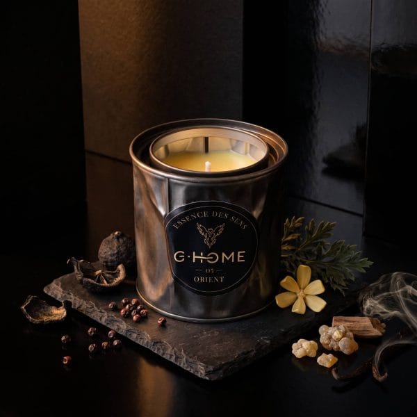 Bougie artisanale Orient de la collection Essence des Sens dans son contenant en métal noir, accompagnée de bergamote, encens, oud et bois de santal.