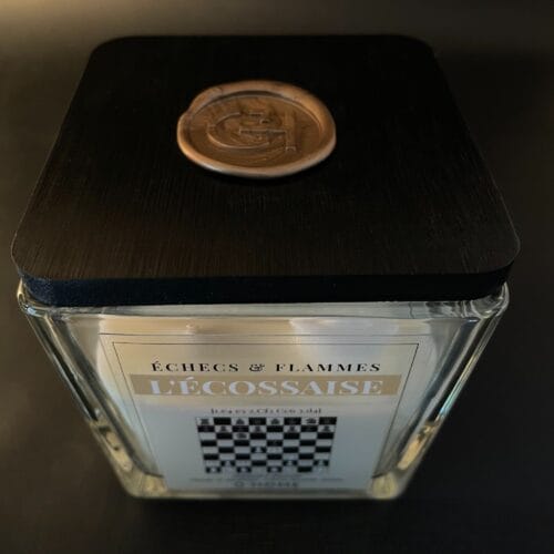 Bougie artisanale premium en verre carré avec couvercle noir. Une création G-HOME inspirée de l’ouverture Ecossaise aux échecs.