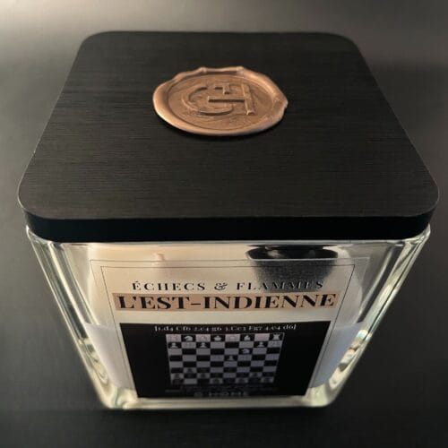 Bougie artisanale premium en verre carré avec couvercle noir. Une création G-HOME inspirée de l’ouverture Est-Indienne aux échecs.